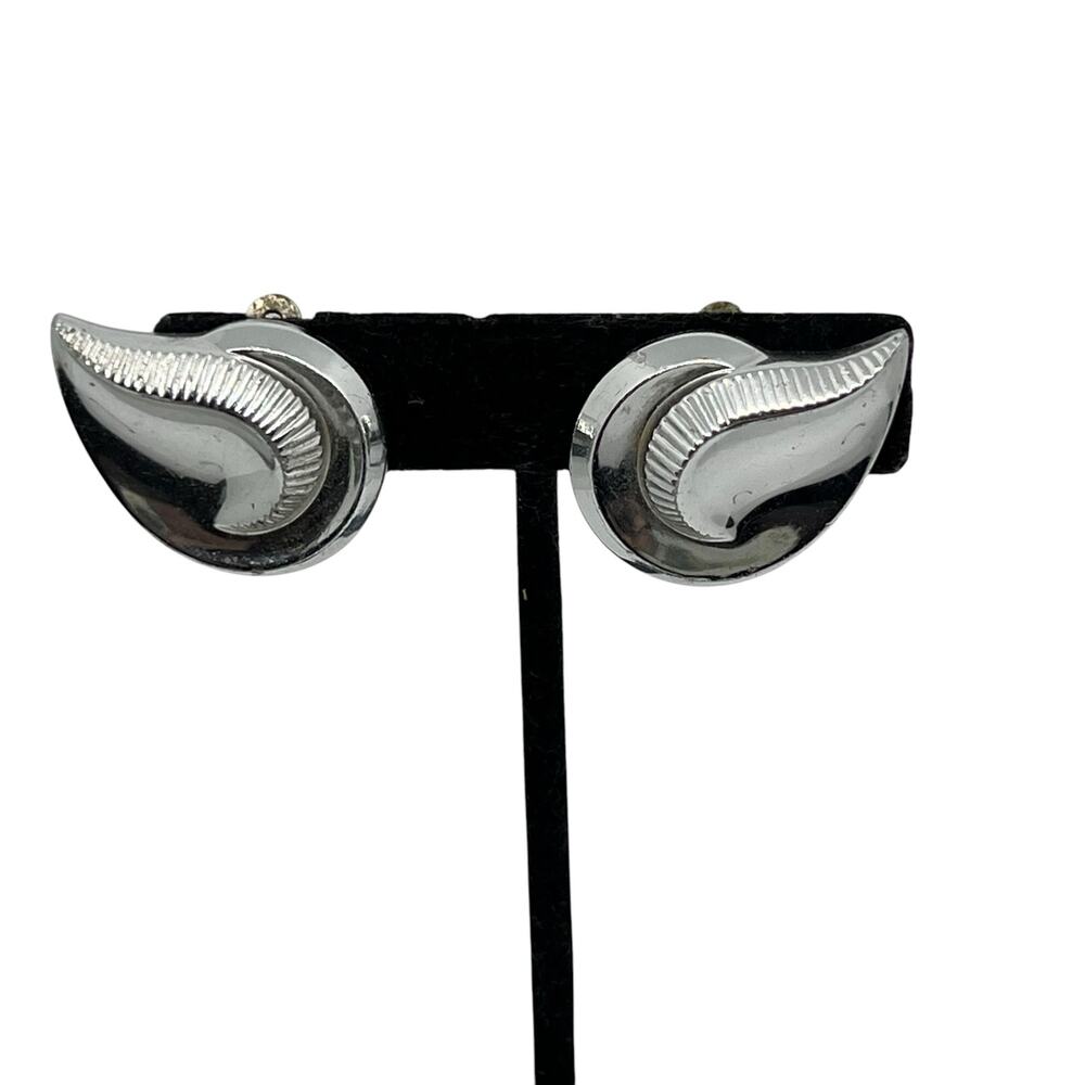 Vintage Trifari Silver Tone Teardrop Swirl Clip On Earrings Statement Jewelry